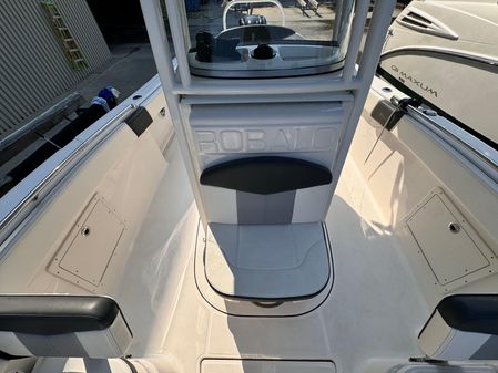 Robalo R242 Explorer image