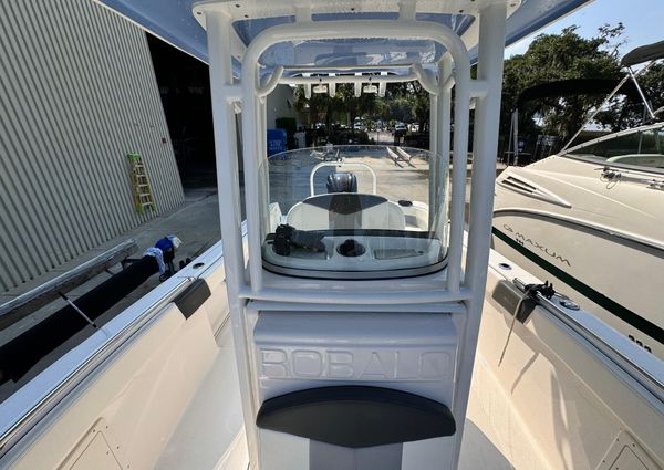 Robalo R242 Explorer image