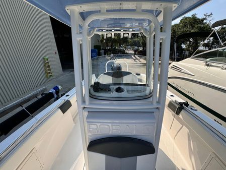 Robalo R242 Explorer image