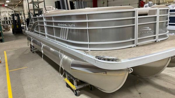 Bennington 23 LSB