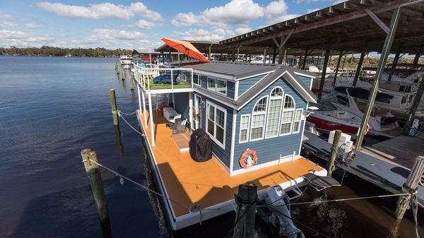 Houseboat Island Lifestyle 