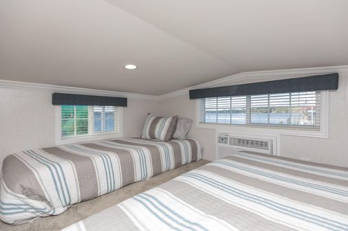 Houseboat Island Lifestyle image