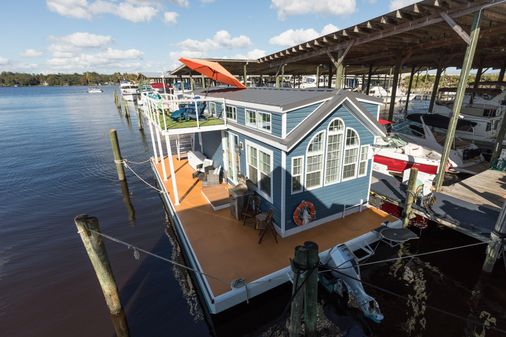 Houseboat Island Lifestyle image
