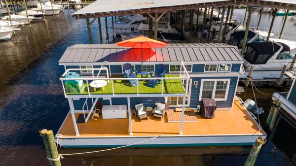Houseboat Island Lifestyle image