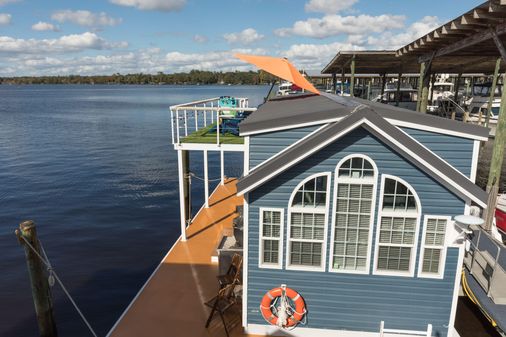 Houseboat Island Lifestyle image