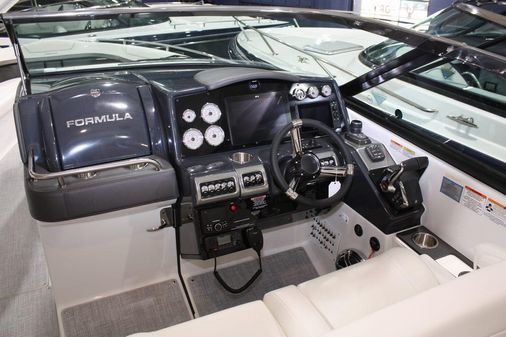 Formula 350 Crossover Bowrider image