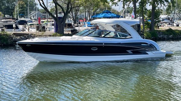 Formula 350 Crossover Bowrider
