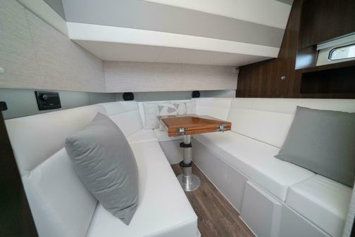 Cruisers Yachts 42 GLS image