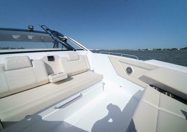 Cruisers Yachts 42 GLS image