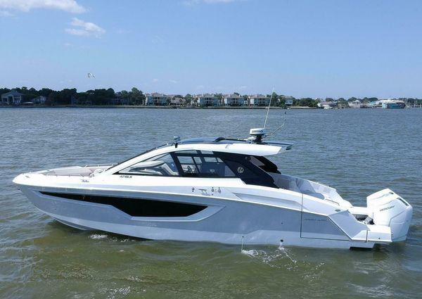 Cruisers Yachts 42 GLS image