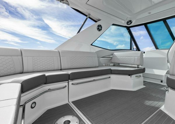 Sea Ray Sundancer 320 image