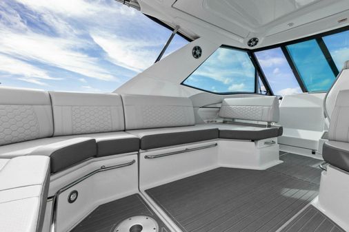 Sea Ray Sundancer 320 image