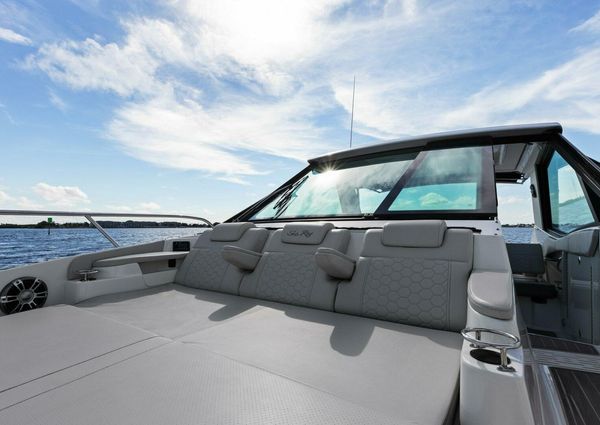 Sea Ray Sundancer 320 image