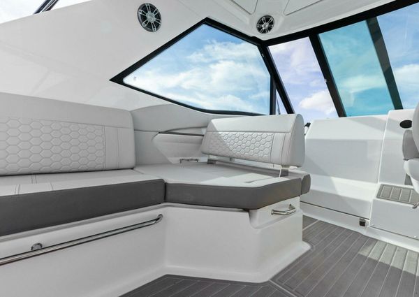 Sea Ray Sundancer 320 image