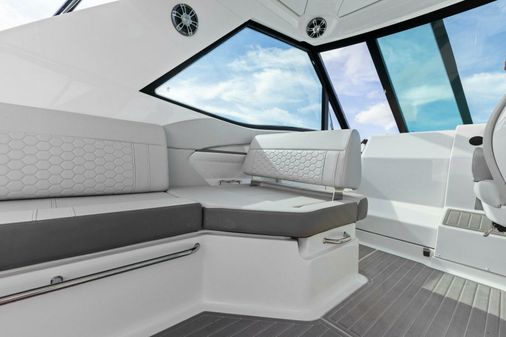 Sea Ray Sundancer 320 image