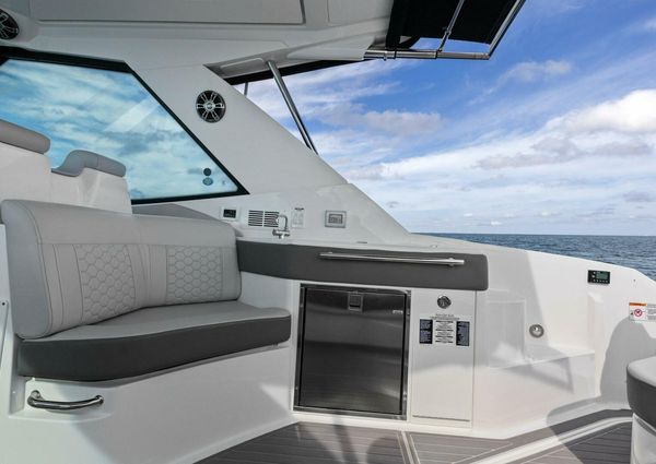 Sea Ray Sundancer 320 image