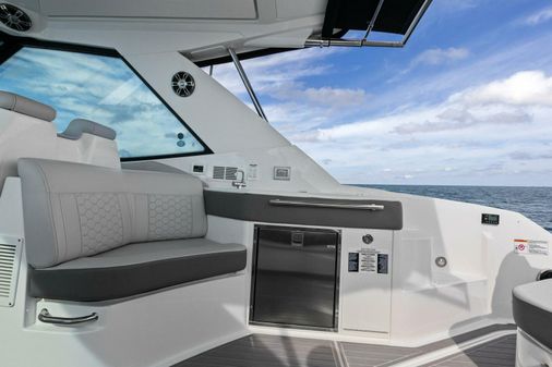 Sea Ray Sundancer 320 image