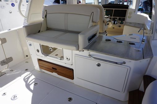 Boston Whaler 350 Realm image