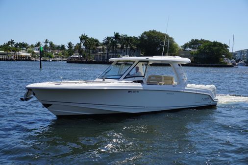 Boston Whaler 350 Realm image