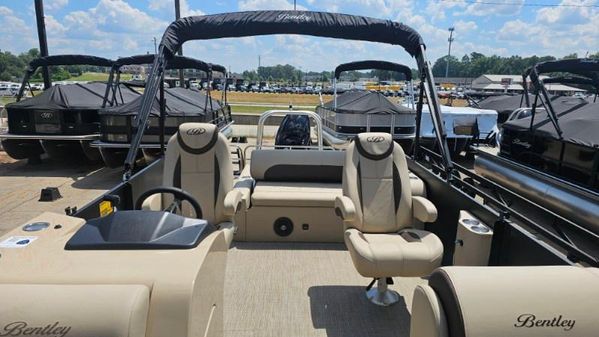 Bentley-pontoons LEGACY-223-SWINGBACK image