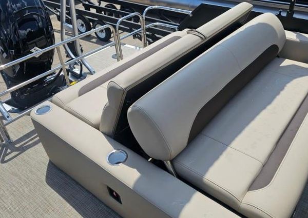 Bentley-pontoons LEGACY-223-SWINGBACK image