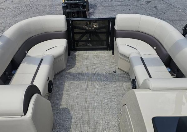 Bentley-pontoons LEGACY-223-SWINGBACK image