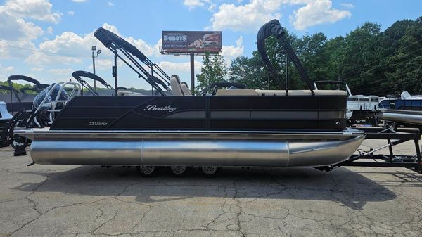 Bentley Pontoons Legacy 223 Swingback 