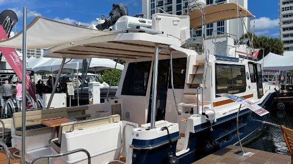 Ranger Tugs 43 Command Bridge 