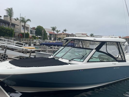 Boston Whaler 320 Vantage - main image