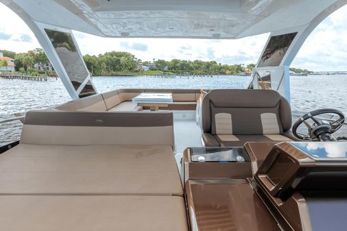 Galeon 550 Fly image