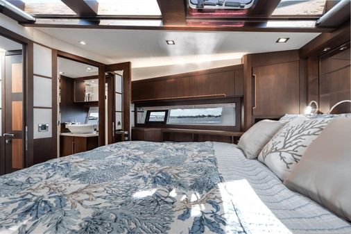 Galeon 550 Fly image