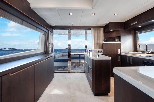 Galeon 550 Fly image