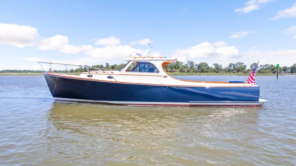 Hinckley Picnic Boat Classic 