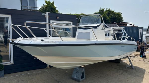 Boston Whaler 210 Dauntless 