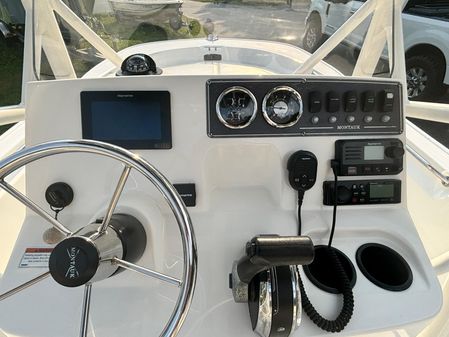 Boston Whaler 190 Montauk image