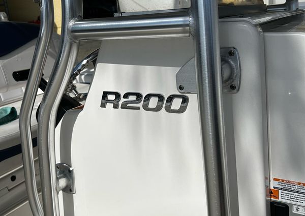 Robalo R200 Center Console image