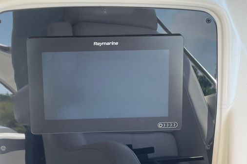 Meridian 411 Sedan image