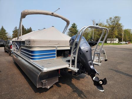 Sylvan Mirage Cruise 8522 Entertainer LE image
