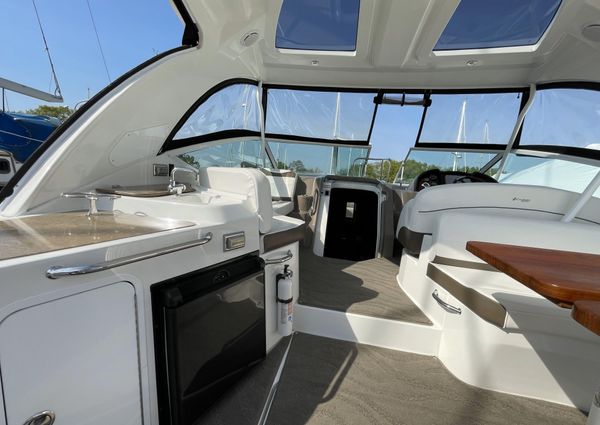 Cruisers Yachts 330 Express image