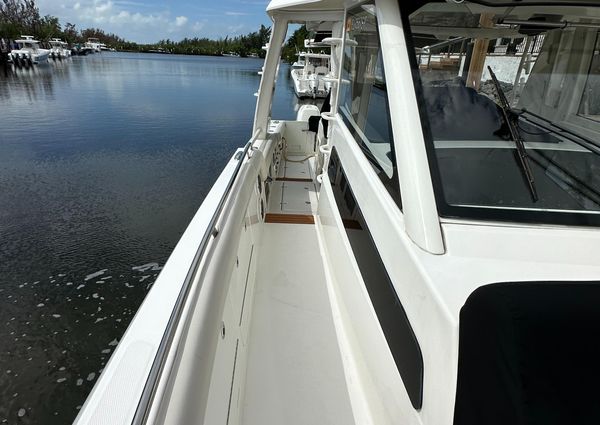 Boston-whaler 420-OUTRAGE image