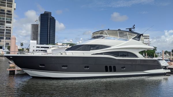 Marquis 720 Fly Bridge