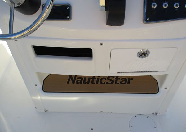 Nauticstar 211-HYBRID image