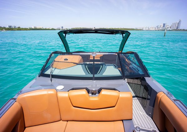 Cruisers Yachts 338 South Beach Edition Bow Rider image