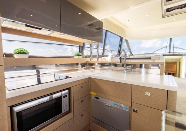 Prestige 55 Flybridge image