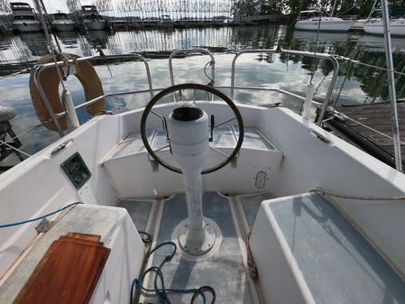 Hunter 27 image