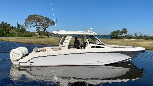 Boston Whaler 350 Realm