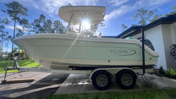 Robalo R222 Center Console 