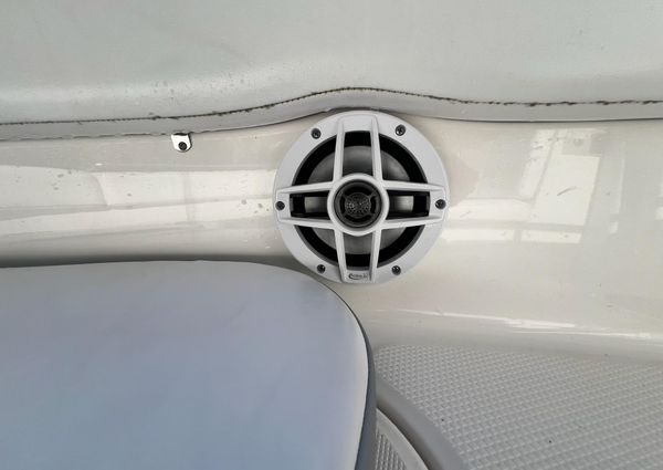 Robalo R222-CENTER-CONSOLE image