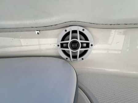 Robalo R222-CENTER-CONSOLE image