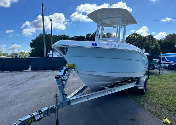 Robalo R222-CENTER-CONSOLE image